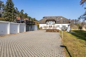 a driveway in front of a house at Haus am Eschenbach in Lindenberg