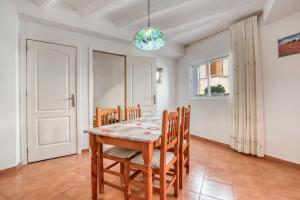 a dining room with a table and chairs at Casa Rural San Antón in Quesa