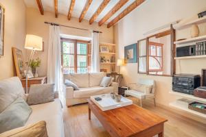 a living room with a couch and a table at Ca Sa Mar in Sóller