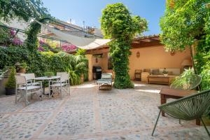 an outdoor patio with a table and chairs at Ca Sa Mar in Sóller