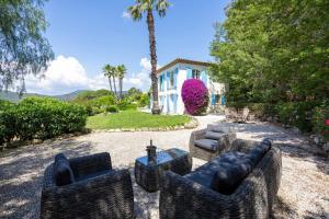 a patio with chairs and a table in front of a house at Golfvilla Riviera in Grimaud