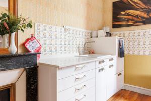 a kitchen with a sink and a refrigerator at Etage maison bourgeoise dans Parc in Soorts-Hossegor