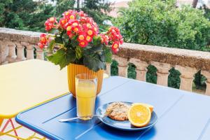 a blue table with a vase of flowers and a plate of food at Etage maison bourgeoise dans Parc in Soorts-Hossegor +18 photos