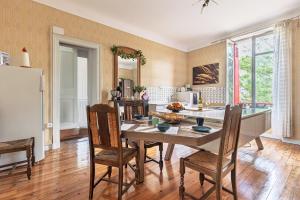 a kitchen and dining room with a table and chairs at Etage maison bourgeoise dans Parc in Soorts-Hossegor