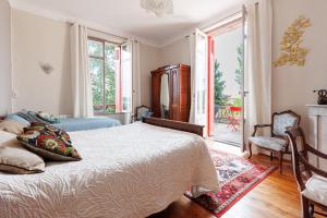 a bedroom with a bed and a large window at Etage maison bourgeoise dans Parc in Soorts-Hossegor