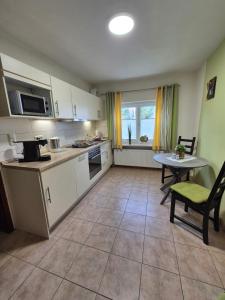 Kuhinja oz. manjša kuhinja v nastanitvi Ferienappartement Ursel + 12 fotografij