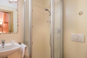 a bathroom with a shower and a sink at Apartment Bärental - Gruberhof in San Giacomo +16 photos