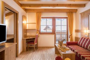 a living room with a couch and a table at Apartment Bärental - Gruberhof in San Giacomo