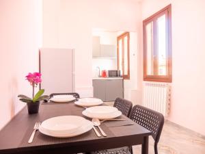 a dining room table with four chairs and a table at Casa Bella Venezia 2 in Mestre