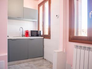 a kitchen with a sink and a microwave at Casa Bella Venezia 2 in Mestre