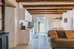 a living room with a couch and a kitchen at Casa Barona in Valfloriana