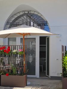 a large umbrella in front of a building at Syrenia Home in Vico Equense