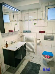 a bathroom with a sink and a toilet at Ferienwohnung Morgentau in Germersheim +35 photos