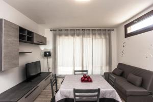 a living room with a table and a couch at Villetta farfalle in Sarroch