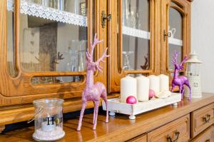 two pink figurines sitting on a dresser in a bathroom at Ferienhaus Grietjes Huus in Krummhörn +31 photos