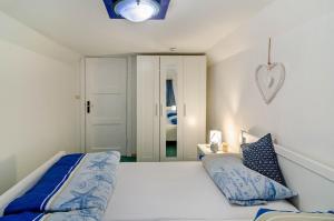 a bedroom with a bed and a heart on the wall at Ferienhaus Grietjes Huus in Krummhörn