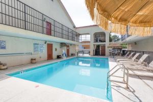 Bazén v ubytování Days Inn by Wyndham Destin nebo v jeho okolí