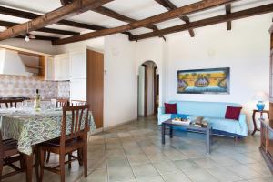 a living room with a blue couch and a table at Belvedere in San Teodoro