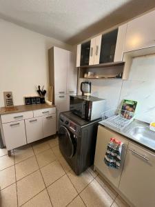 a kitchen with a washing machine and a sink at Casa Dichato Equipada in Tomé