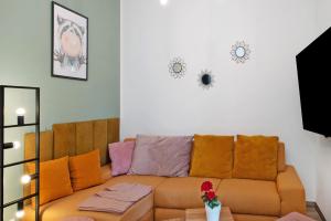 a living room with a brown couch in a room at Müritzblick in Vipperow