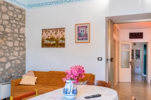 a living room with a vase of flowers on a table at Il Baglio Antico in Prizzi