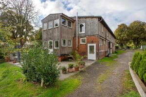 an old wooden house in a yard with plants at Taubenkobel in Groß Wokern
