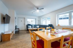 a dining room and living room with a table and chairs at Ferienwohnungen Beilerstädtle in Oppenau