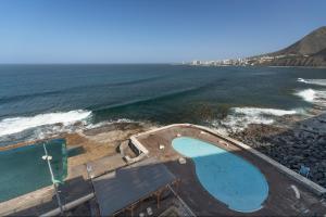 an overhead view of the ocean with a swimming pool at Bajamar - Apart-Piscina naturales in Bajamar