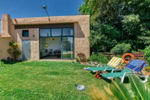 a house with a yard with chairs and a house at Castell del Montgrí Rural in Torroella de Montgrí