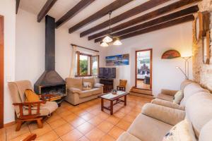 a living room with a couch and a fireplace at Ses Angoixes in Santanyi