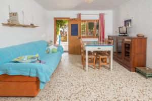 a living room with a blue couch and a table at Casa de María in El Palmar