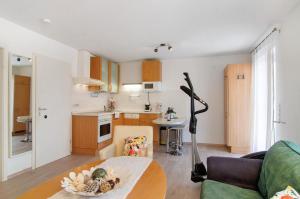 ein Wohnzimmer mit Sofa und Tisch in der Unterkunft Renner in Daisendorf