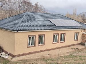 a house with solar panels on top of it at Azis Hostel in Karatëbë