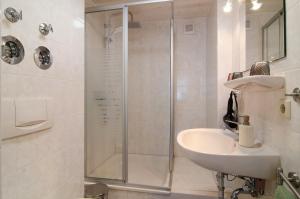ein Badezimmer mit Dusche und Waschbecken in der Unterkunft Renner in Daisendorf