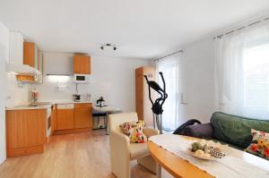 eine Küche und ein Wohnzimmer mit einem Tisch in der Unterkunft Renner in Daisendorf + 15 Fotos