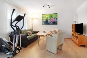 ein Wohnzimmer mit Sofa und Laufband in der Unterkunft Renner in Daisendorf