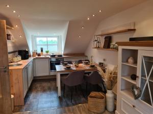 a kitchen with a table and chairs in it at Rosenzauber Gipfelstürmer in Weißenstadt