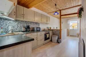 a kitchen with wooden cabinets and a counter top at Ferienwohnung Kurzentrum in Bad Lausick