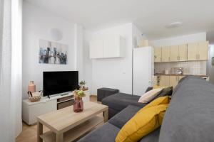 a living room with a couch and a tv at Campo Amor Alto in Arrecife