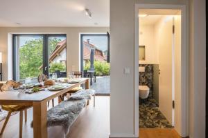 a dining room and living room with a table and chairs at Gold Haus in Weilheim