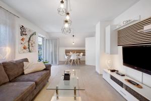 a living room with a couch and a table at Ferienwohnung Rosengarten in Mössingen
