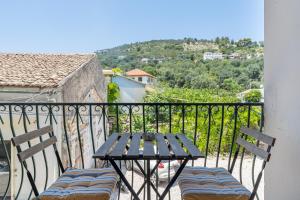 a table and chairs on a balcony with a view at Casa Di Babis in Gaios