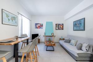 a living room with a couch and a table at Casa Di Babis in Gaios