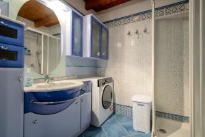 a bathroom with a washing machine and a sink at Villa Sofia in Cuile Pazzoni