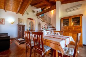 a dining room with a table and chairs at Villa Sofia in Cuile Pazzoni