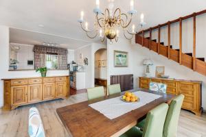a kitchen and dining room with a table and chairs at Appartamento Gran Vista in Premeno