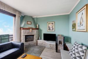 a living room with a couch and a fireplace at Appartamento Gran Vista in Premeno