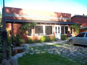 una casa con un coche aparcado delante en El Jardin Colonial, en Calilegua