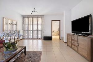 a large living room with a flat screen tv at La Villa in Mantova