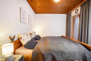 a bedroom with a bed and a couch at Fewo in Urspring am Lechstausee in Steingädele